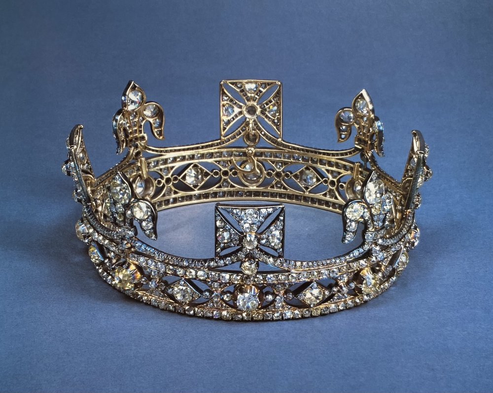 The tiny crown with arches removed