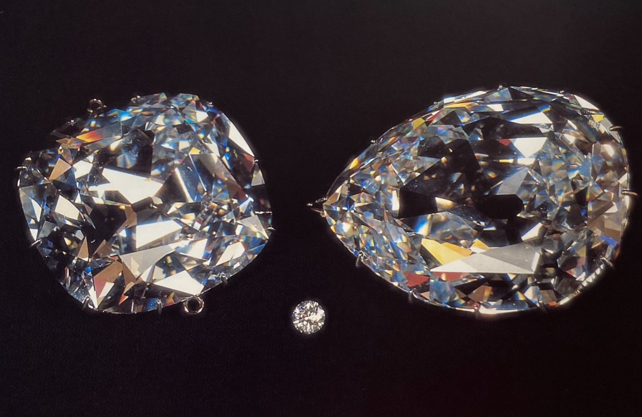 Cullinan II (left), with Cullinan I (right) the largest top quality gem diamond in the world, with a 1ct 6mm diamond for comparison