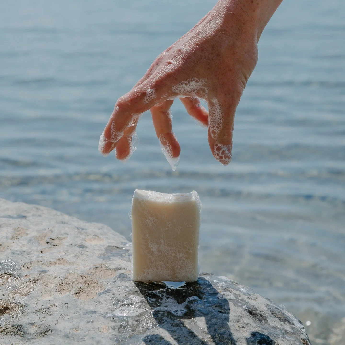 Les savons Milefolia
Ils sentent les plantes, pas le parfum.
Ils font une belle mousse, fine et généreuse.
Et ils sont doux pour la peau, même les plus sensibles.
On les fabrique nous-mêmes, à la main, dans notre at