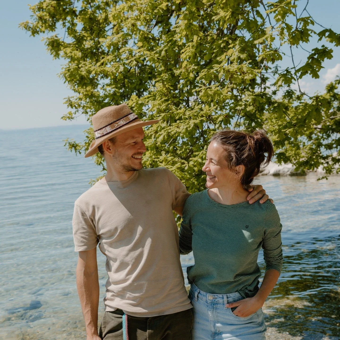 Nous, c’est Emeline et Jérôme.
Cueilleurs, artisans, un peu rêveurs, souvent dehors.
On a créé Milefolia pour faire exister un autre rapport aux plantes : plus lent, plus sensible, plus proche du vivant.
Chez M