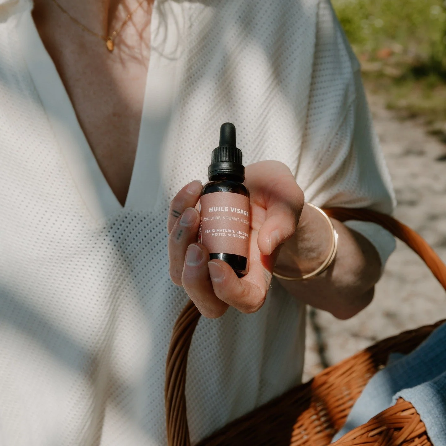 L'art d'utiliser une huile
En partenariat avec une facialiste, nous avons développé une routine simple et efficace accessible à tous.
Après un nettoyage de la peau avec un savon botanique doux, humidifier gén&eacu