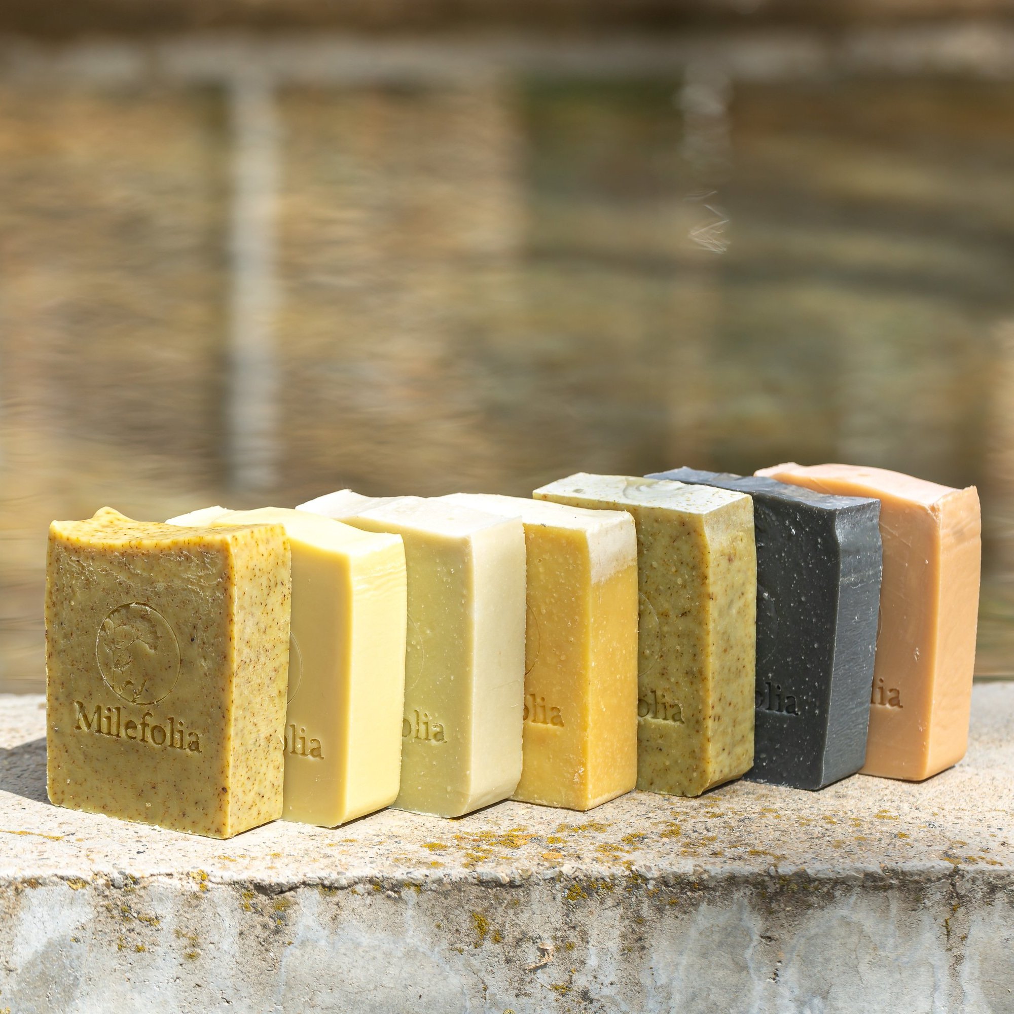 Gamme de savons artisanaux, élaborés à partir d'ingrédients naturels et biologiques. Savons doux, respectueux de l'environnement et sans produits chimiques agressifs