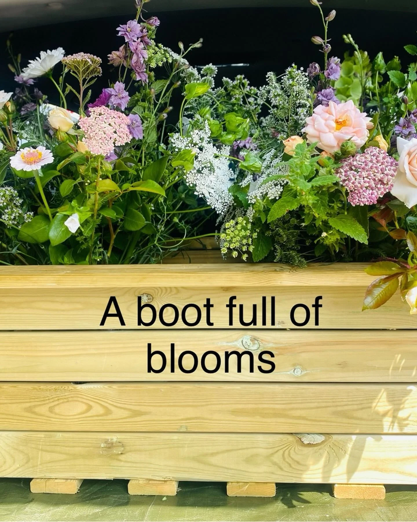 Happy Friday - Delivery of gift bouquets to Buckinghamshire for a family weekend of celebrations , A 70th Birthday, 21st Birthday and 1st grandchild. Party time 🍾🥂
#foamfreeflowers #britishflowers #supportingsmallbusiness