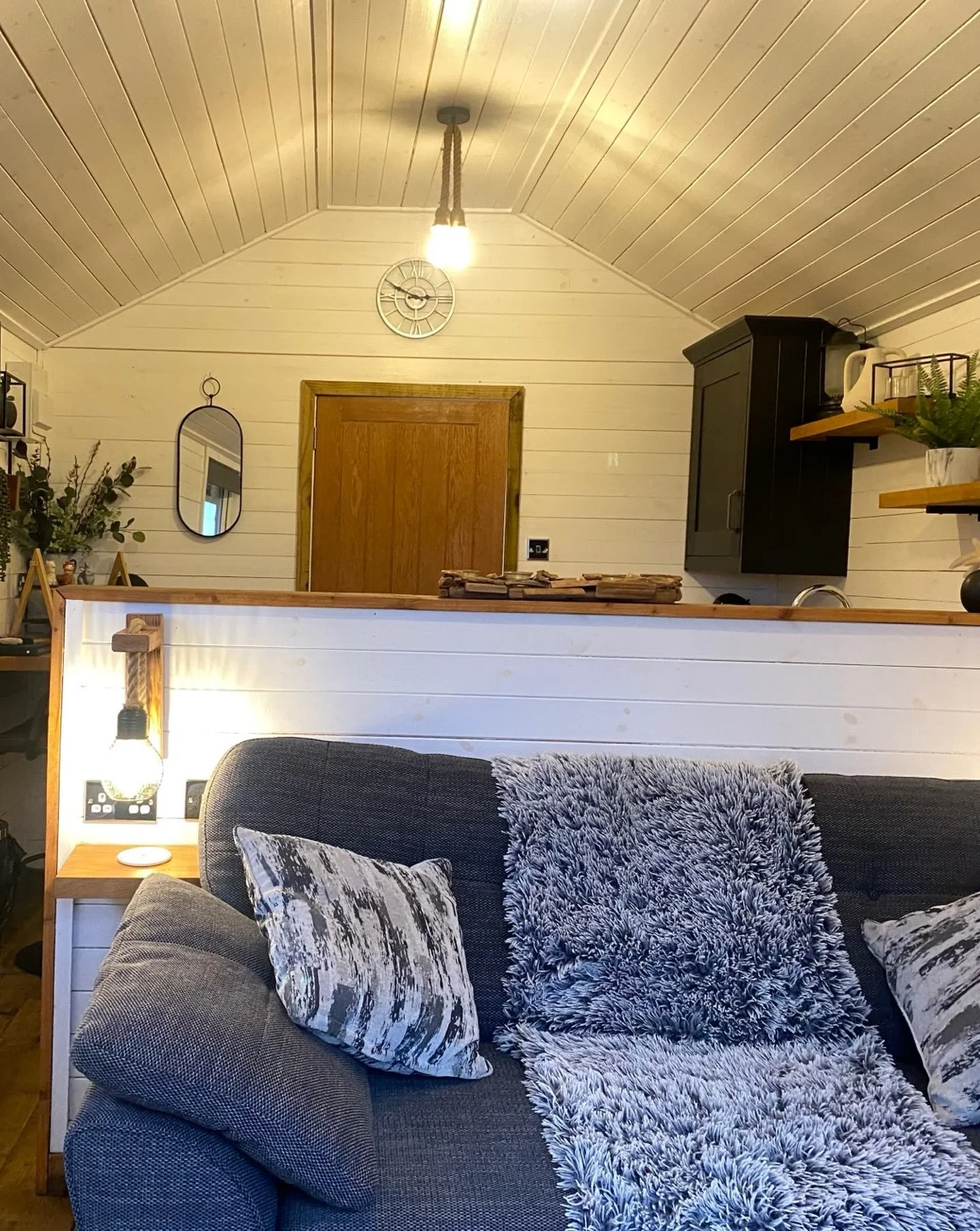 Happy Saturday everyone. Well this is a first, me actually having a great overnight stay prior to delivering a teaching workshop to Links Contemporary Floral Design Club.  I am staying in a lovely quiet Sheppards hut near Launceston with amazing view