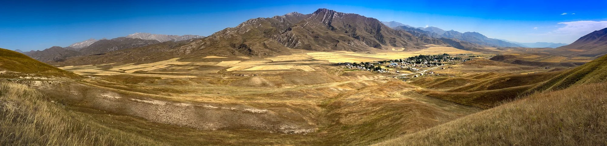 Coming over the Moldo Ashuu Pass down to the Naryn River