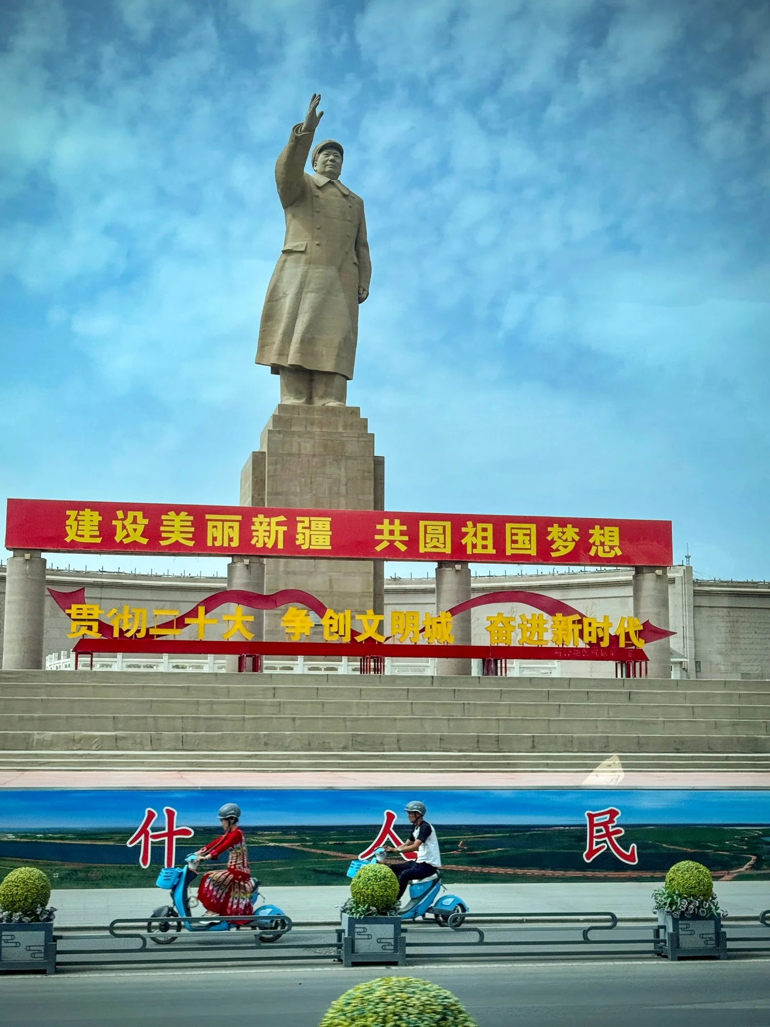 Statue of Mao Zedong in predominantly Islamic Kashgar
