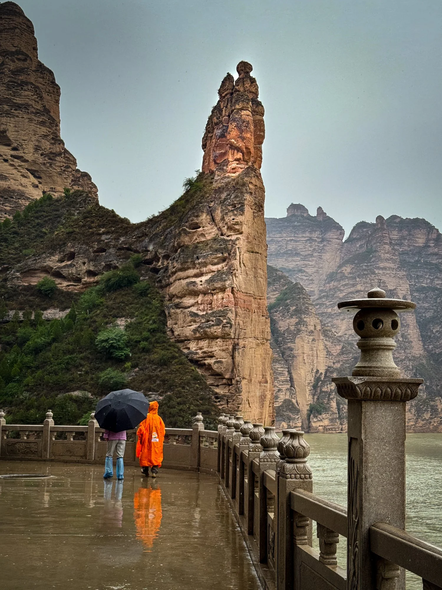 Entrance to the Dasigou Gorge and the Bingling Grottoes.