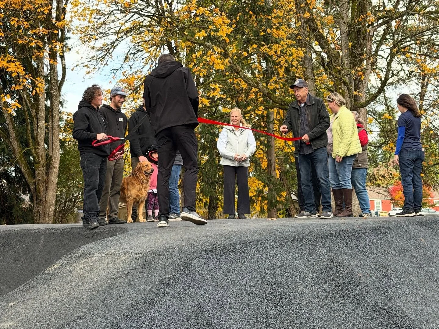 Ribbon cutting for @cityofcarnation new asphalt pumptrack today. Always so rewarding watching all the kids take endless laps and seeing people start to unlock different lines. 

Thank you to the Dianich Family, @remlingerfarms @cityofcarnation and ev
