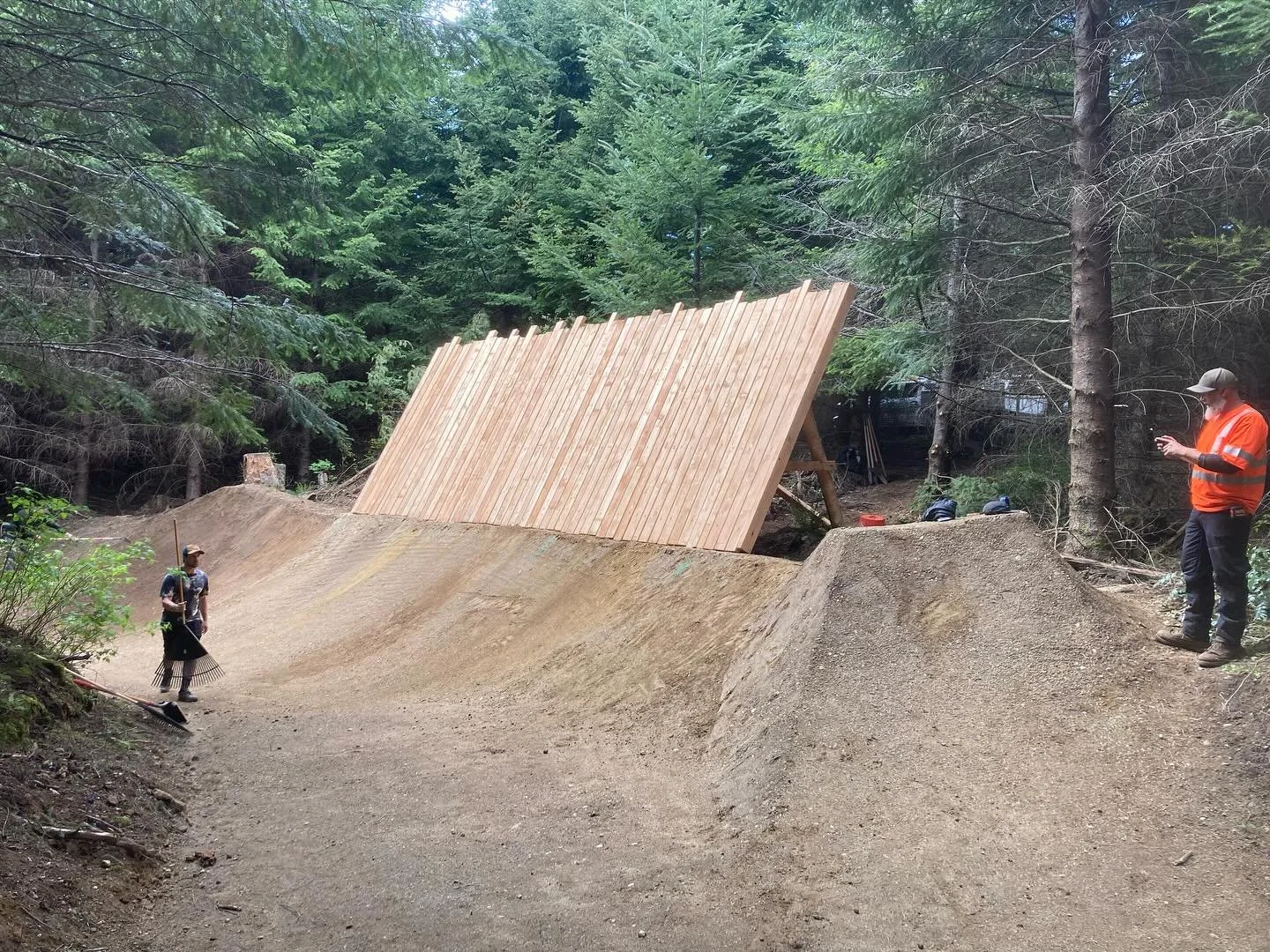 Huge thank you to everyone that came out yesterday and helped get this massive wall ride up! This has been a big project of ours behind the scenes. Couldn&rsquo;t have done it without @ironmountainsaw making up all the slats and everyone else for hel