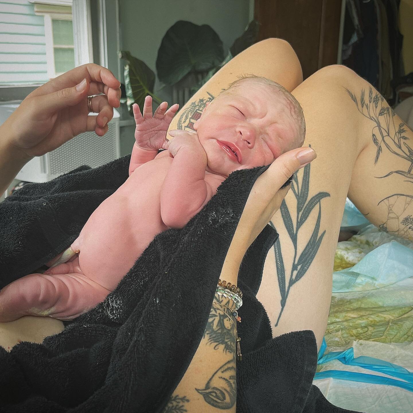 My minutes old newborn&rsquo;s photo for a random rant I was already considering posting (and was inspired to post after the latest @midwiferywisdom podcast - thanks @artofbirthing!): &ldquo;women own birth&rdquo;. I just purchased an @indiebirth shi
