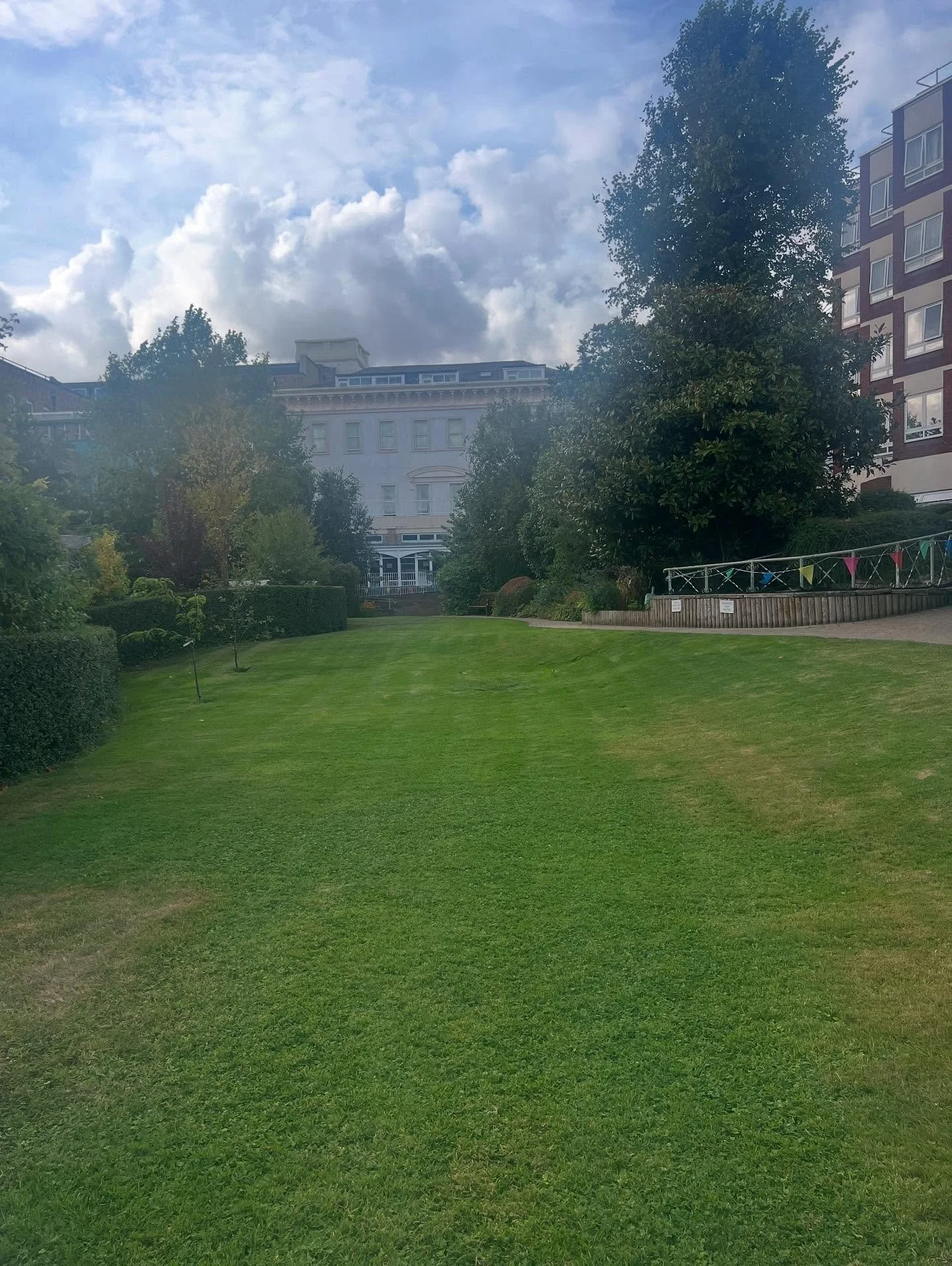 After a really restful Summer it was a pleasure to begin this week with a full days delivery at Apples and Honey Nightingale CIC which is the UK’s first intergenerational nursery located in a care home. 
The setting is one that is based on a Je