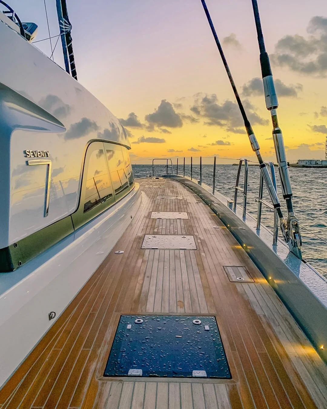 A beautiful sunrise sail through the Virginia Key to Miami for the @miamiboatshow !!! #tellstar77