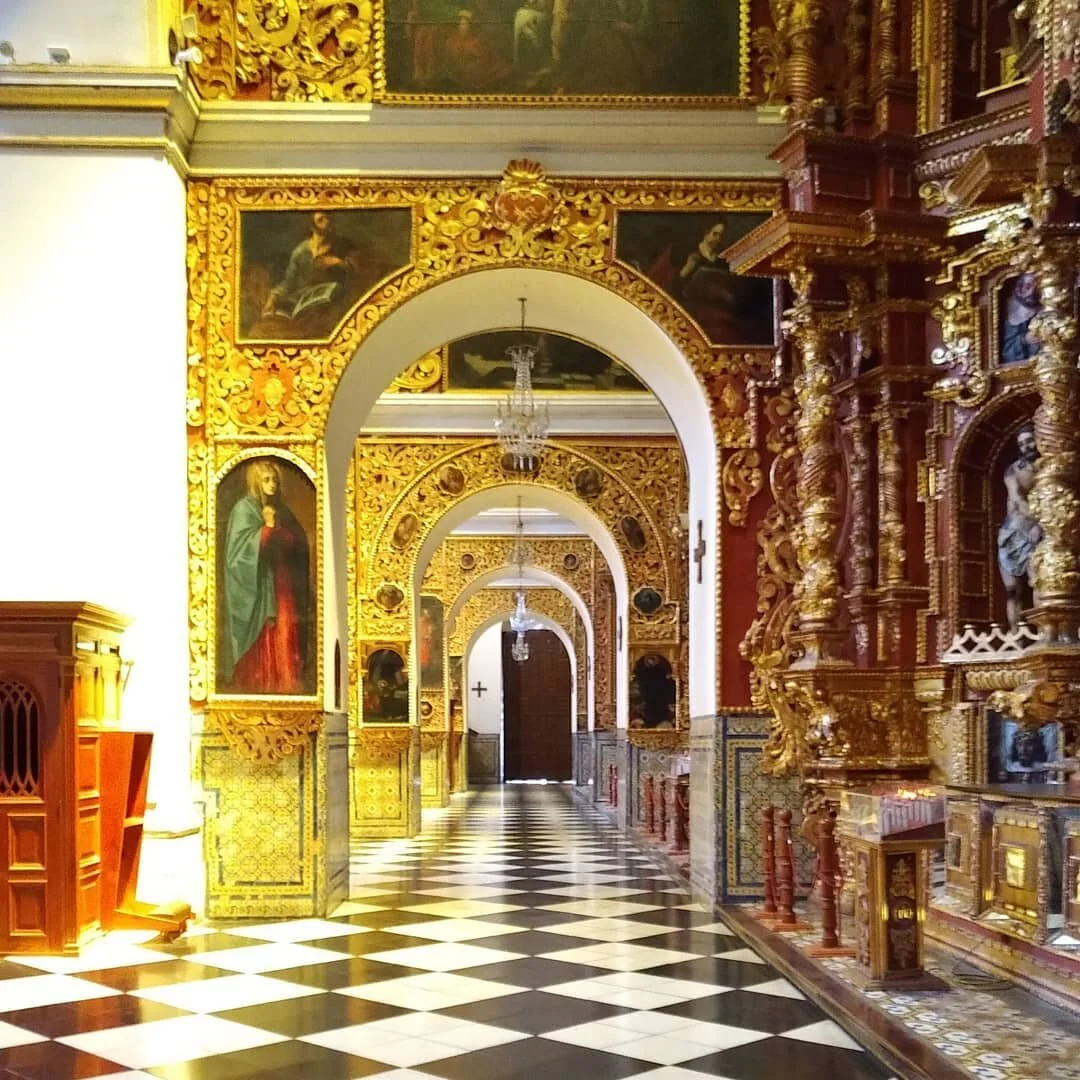 Glorious sunshine. Thinking of sunnier days - two years ago, discovering South America. Iglesia de San Pedro, in the city of Lima, Peru

#golddecor #architecture #blackandwhite #limaperu #discoverlima #travelperu #glorious #diamondfloors