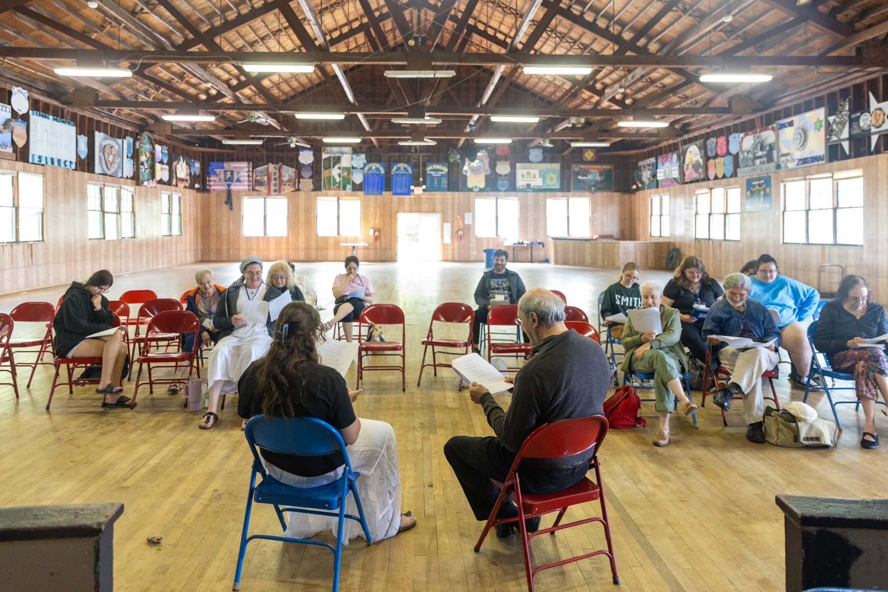 Over 200 Attendees Embrace their Mameloshn at the Workers Circle’s 2024 Trip to Yiddishland