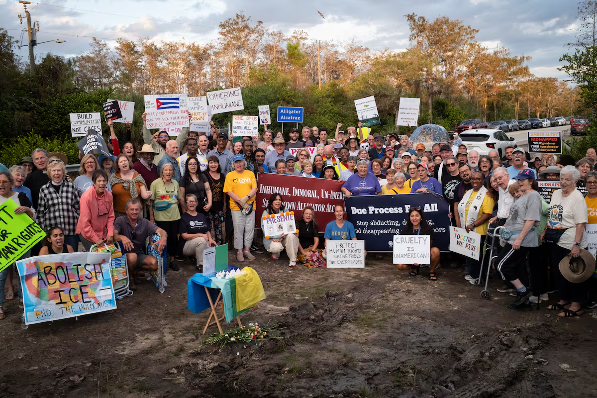 “Sunday vigil at Alligator Alcatraz grows in defiance of Trump’s immigration policy” The Workers Circle featured in El País