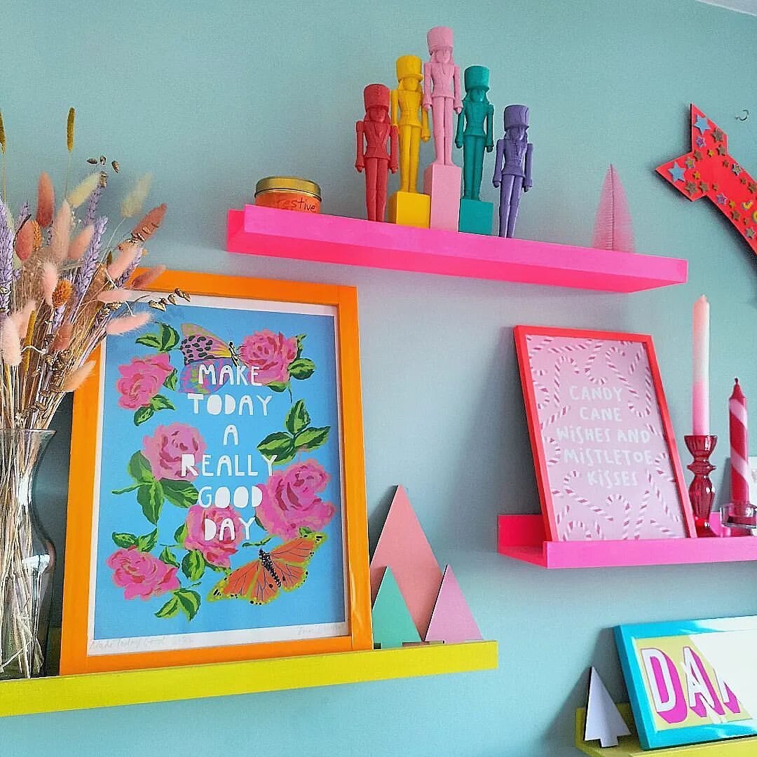 Let&rsquo;s make today a really good day! 💪
.
Free shipping on all print and card orders. Click on pic for shop. 🍄
.
Beautifully styled decor with my artwork by @florisinaforest 🌈🫶
.

#shelfie #shelfstyling #neonaesthetic #newbuildstyling #neonch