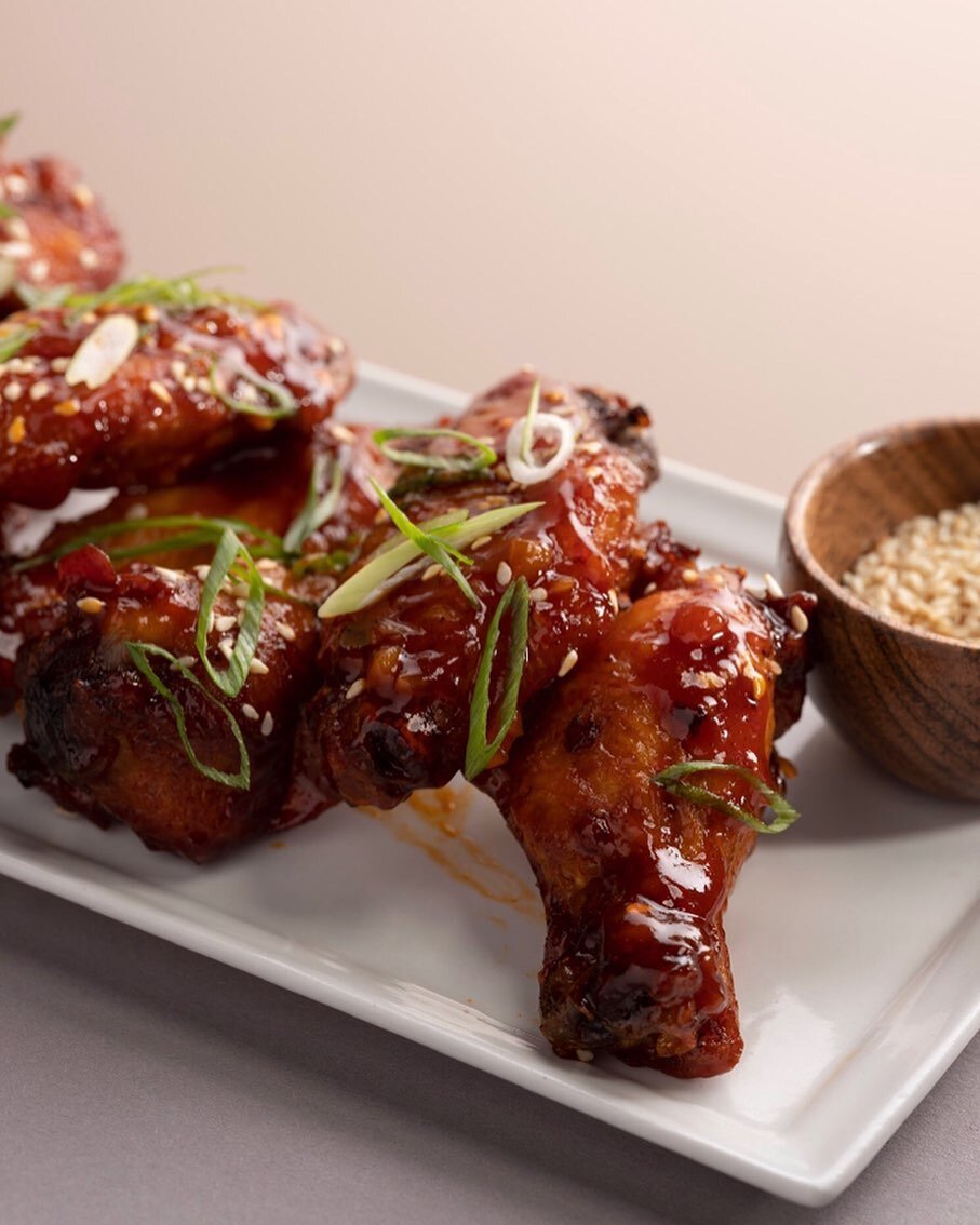 Korean style wings with gochujang sauce, scallions &amp; sesame seeds. Treat yourself @lwrenbar #heatedoutdoordining 📸 @owenontheweb