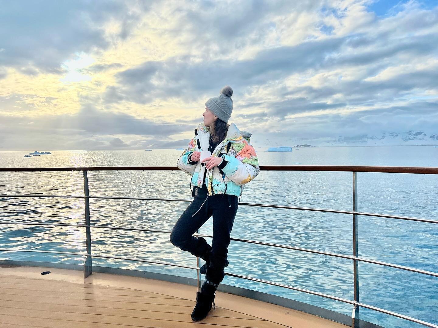 48 hours and 8000 miles ago...
&bull;
&bull;
&bull;
&bull;
&bull;
#antarctica #a21 #antarctica21 #magellanexplorer #titanic? #sunset