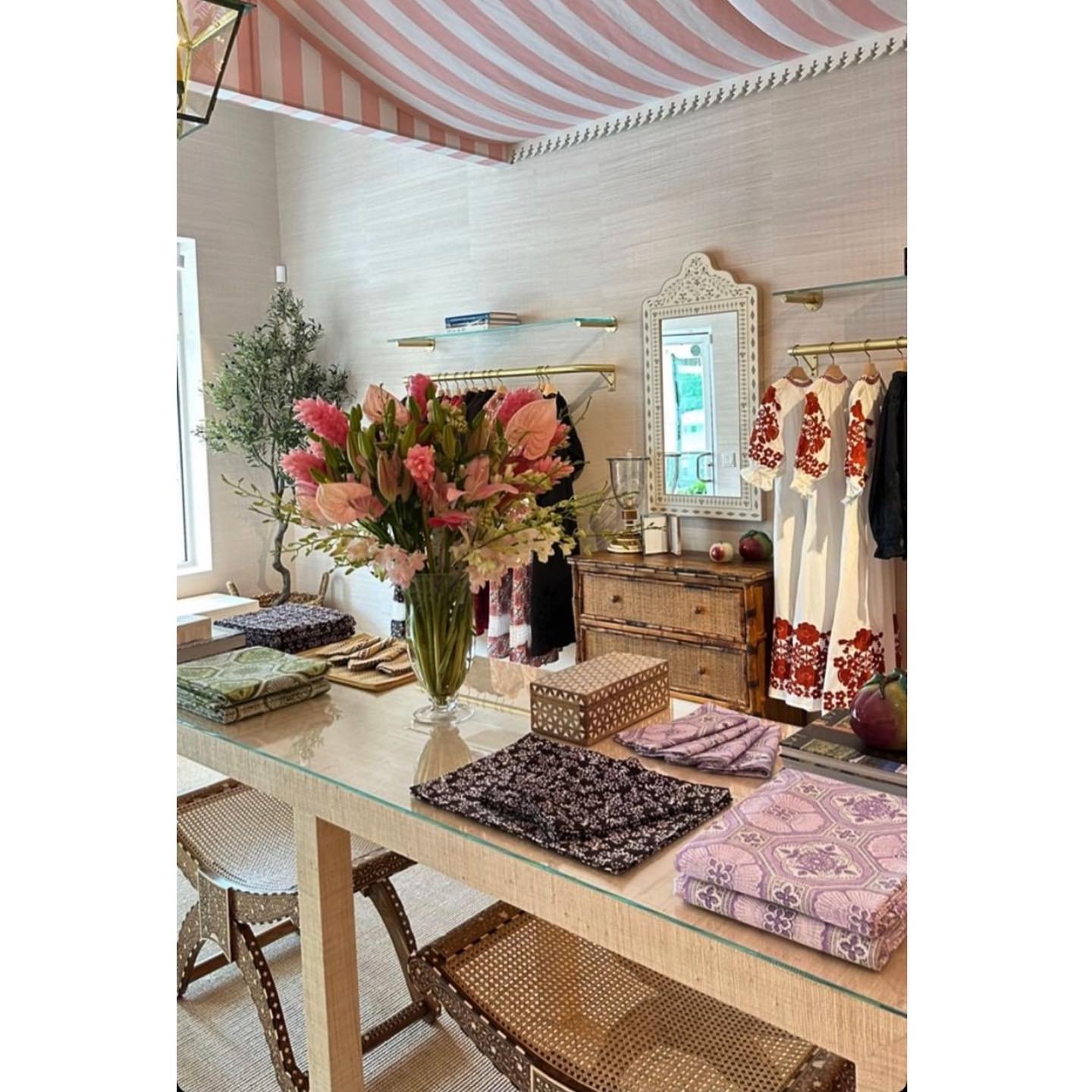 @juliaamory&rsquo;s beautiful new store is OPEN FOR BUSINESS!!! It&rsquo;s gorgeous!!! And thanks to @caitlinkah, it has a fabulous raffia display table by livenUP!! 
Go check it out when you&rsquo;re in Palm Beach!!!