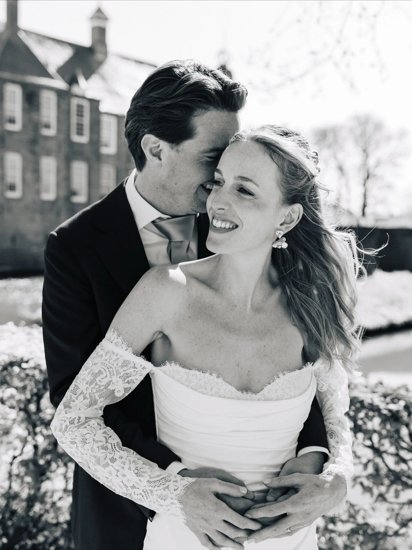 First wedding of the year..and somehow I haven&rsquo;t shared a single image from it yet. Fleur &amp; Bob chose the most intimate setting at the beautiful Slotkapel in Oud-Zuilen, and honestly, it felt like stepping into a quiet little world made jus