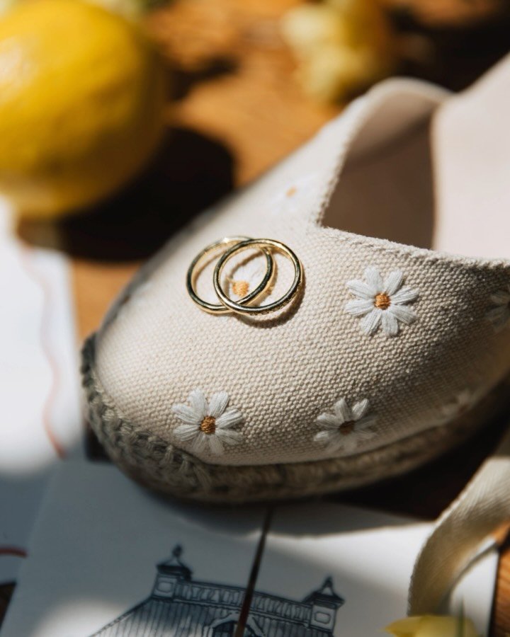 Why detail photos matter ✨

I love starting the day with the little things.

Detail photos capture the design choices you&rsquo;ve thoughtfully curated and likely spent months planning.

Rings, invitation cards, shoes&hellip;

&hellip;florals, heirlo