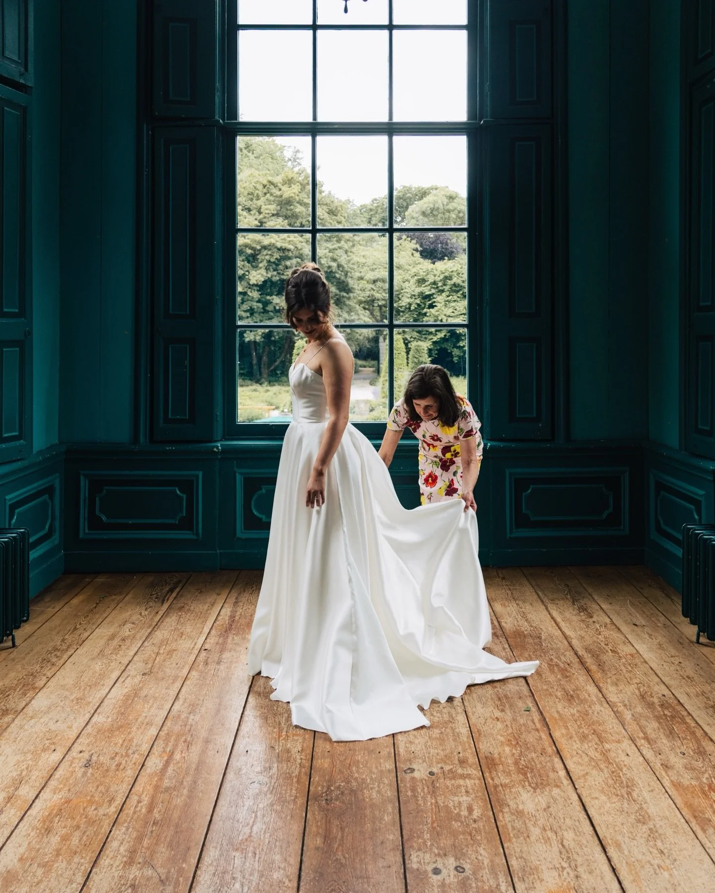 𝗧𝗵𝗿𝗲𝗲 𝗪𝗲𝗱𝗱𝗶𝗻𝗴𝘀, 𝗧𝗵𝗿𝗲𝗲 𝗨𝗻𝗶𝗾𝘂𝗲 𝗚𝗲𝘁𝘁𝗶𝗻𝗴-𝗥𝗲𝗮𝗱𝘆 𝗠𝗼𝗺𝗲𝗻𝘁𝘀

Many couples debate whether to include photography during these moments. And yes, it depends on your timeline, budget, and priorities. But if I could give 