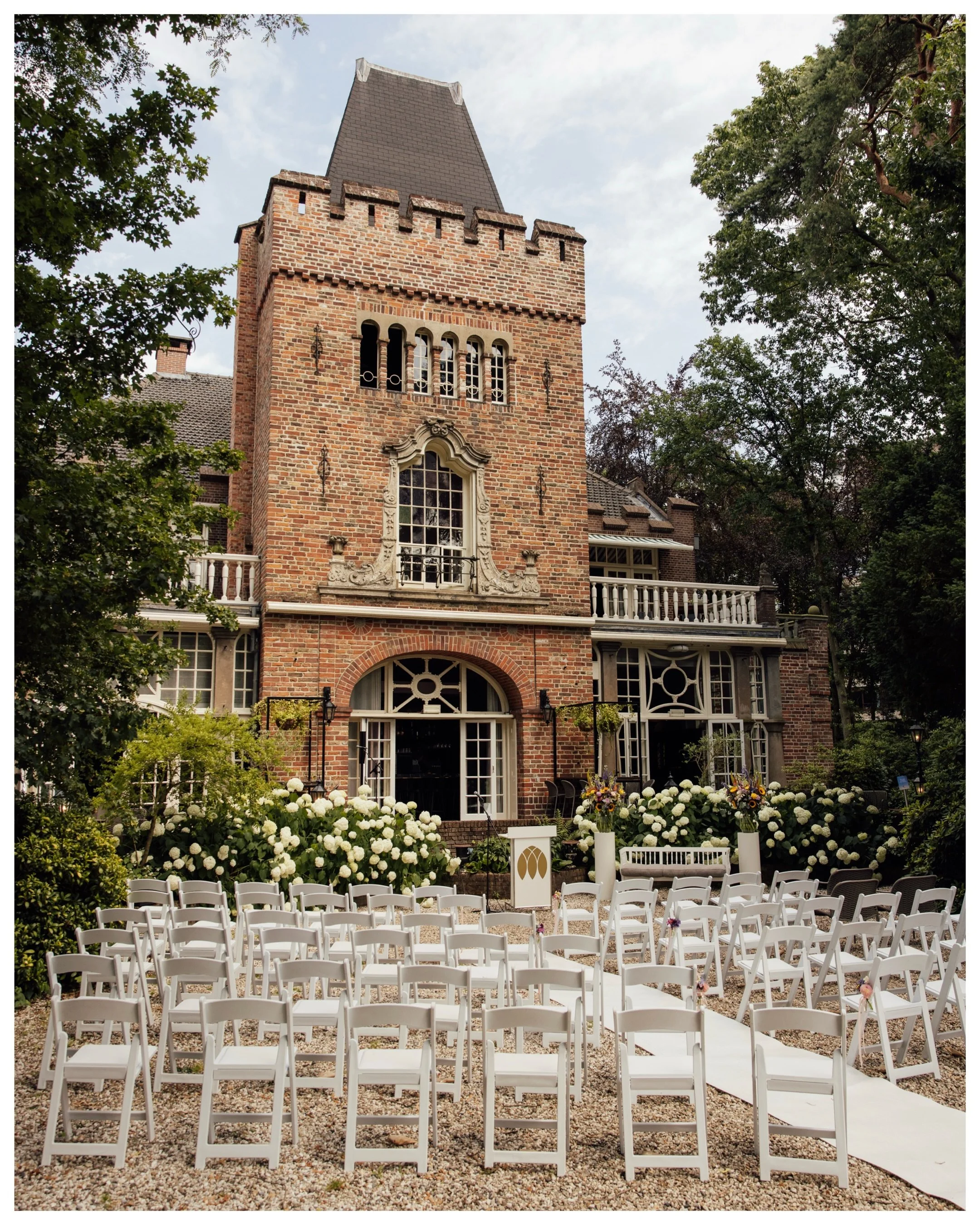 Right before the ceremony, and right in the thick of it. A recent wedding at @kasteelkerckebosch.