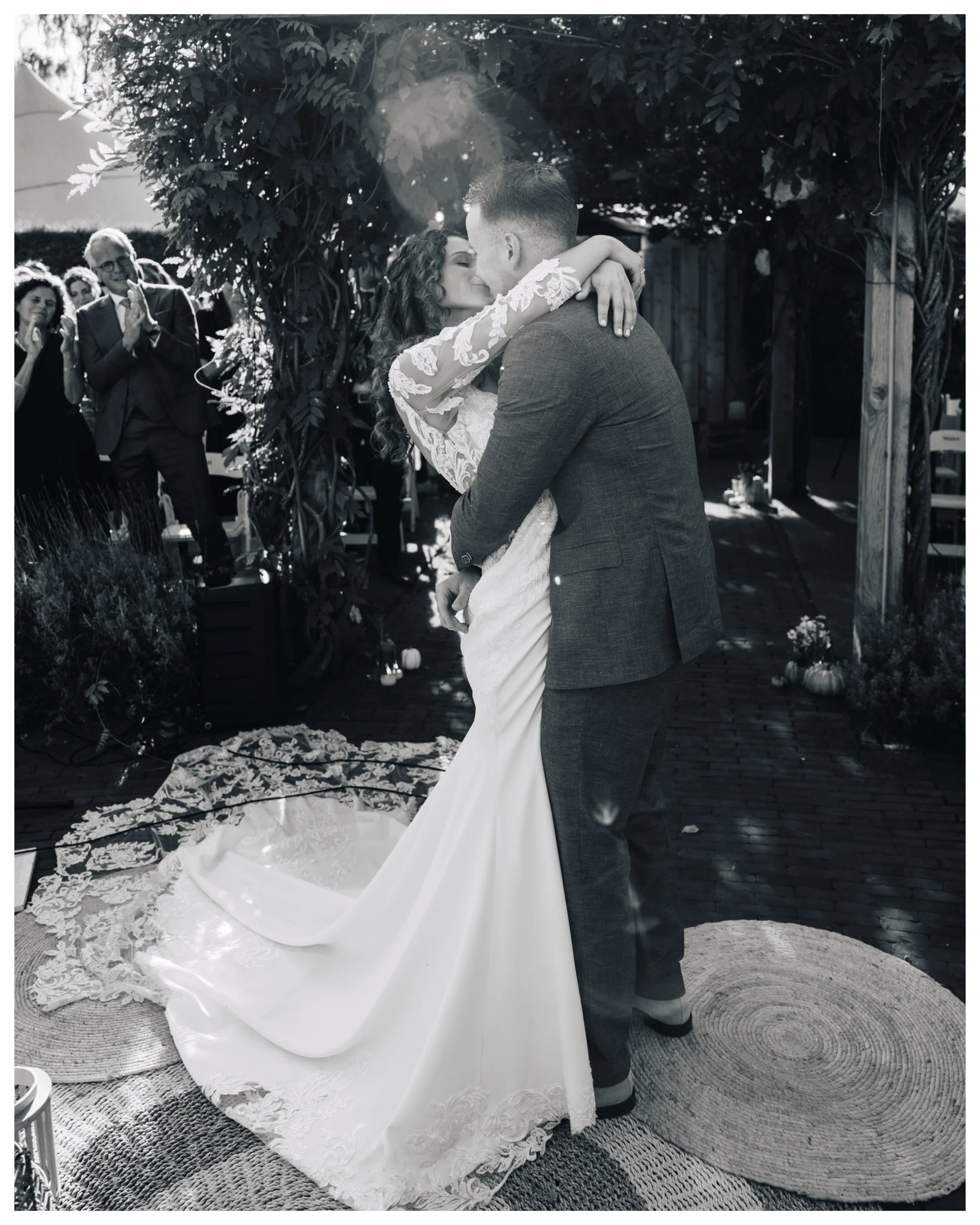 Suzanne &amp; Mats on their autumn wedding day 🤍