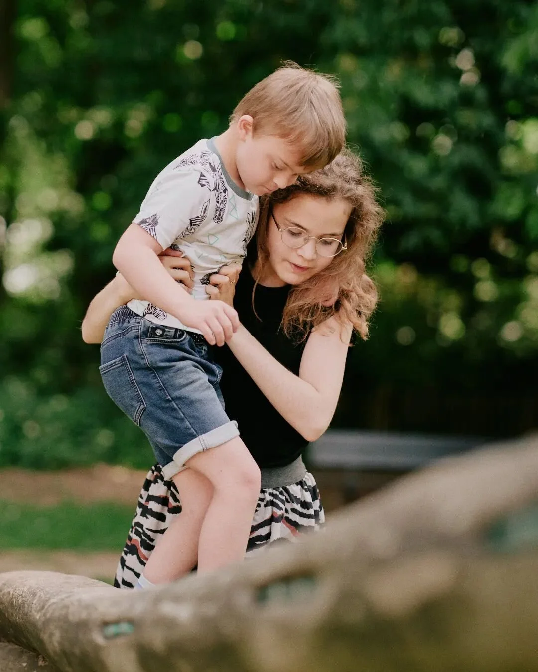 Ernest en Lilith. 

#broerenzus  #siblingsofdownsyndrome #brussen #downsyndrome #trisomie21 #t21 #siblingsofspecialneeds #siblinglove👫 #unconditionallove #upsanddowns #mantelzorg #grotezus #kleinebroer #gfx100s #gf80mmf17 #gfx #mediumformat #portra4