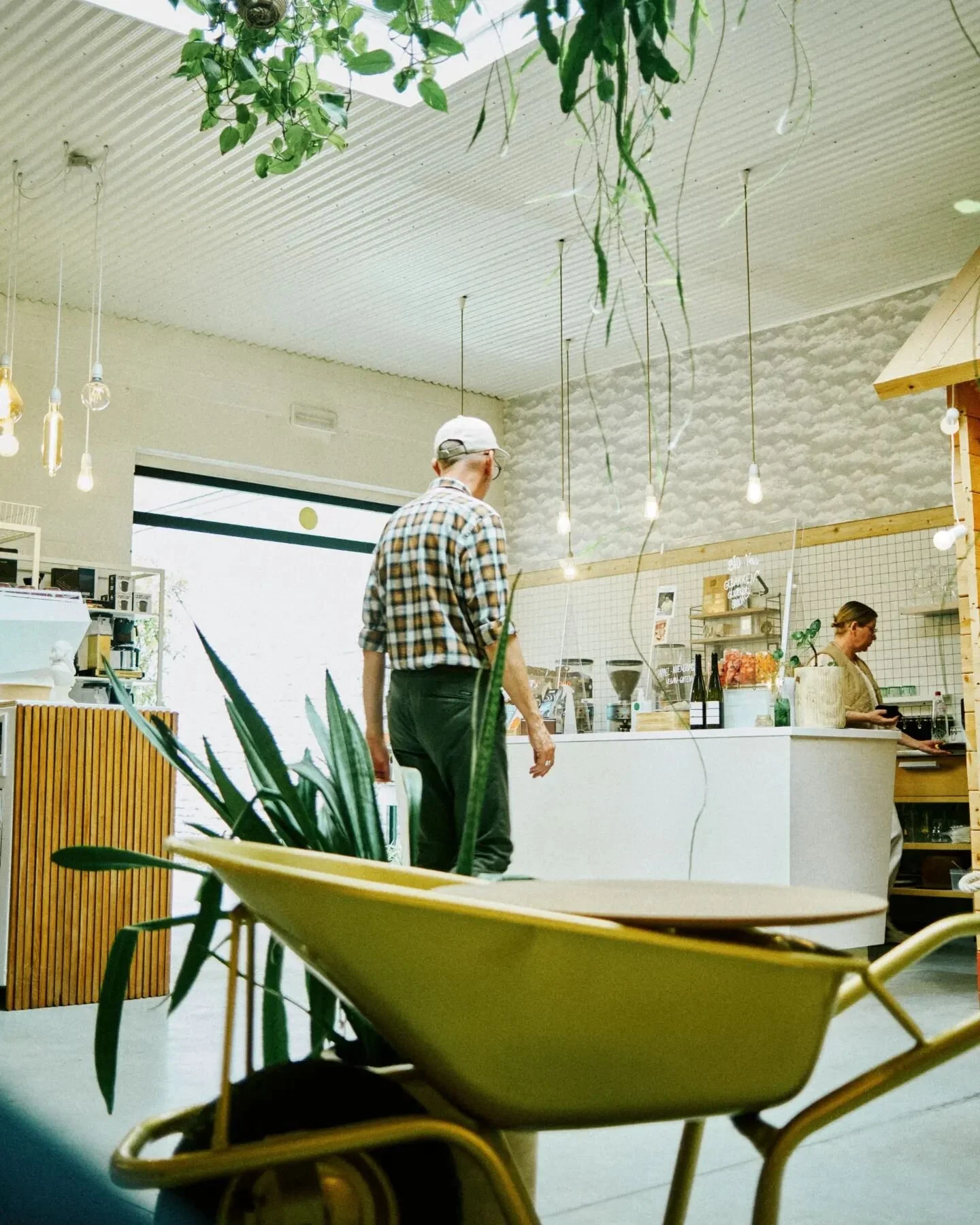 Just random - love the colors. Really nice coffee.

#fujix100v #kodakgold200 #vanrsl #coffeeshop #latte #fujifilmbelgium #analogvibes #filmlook #fujix100