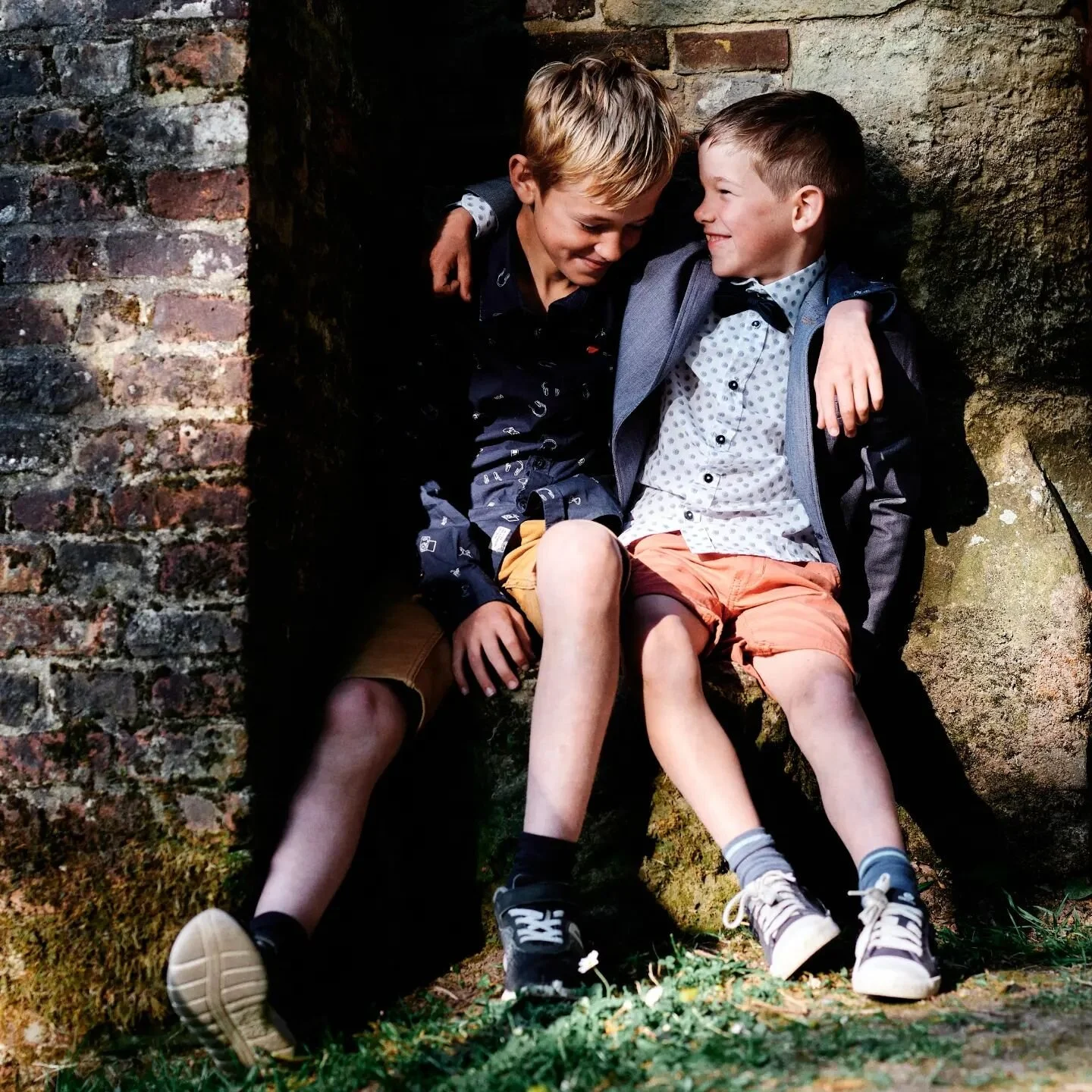 E&eacute;n van mijn favoriete foto's. Dit zijn zo van die extraatjes die ik maak tijdens communieshoots. Ik hoop dat dit een foto zal worden waar de twee broers later veel deugd van gaan hebben. 

#communieshoot #sterrebos #roeselare #vanrsl #broers 