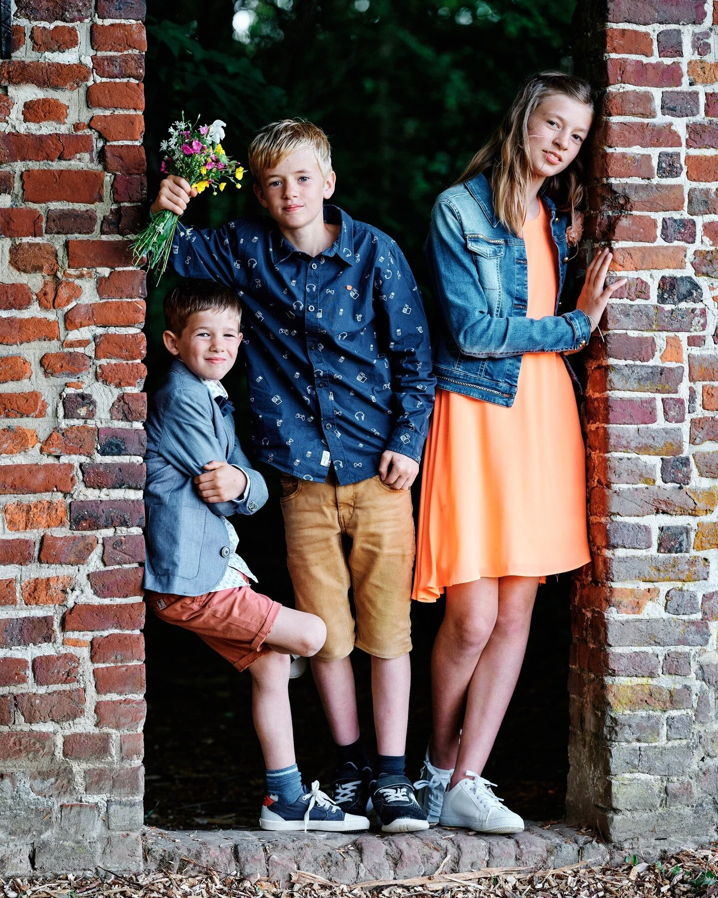 De communicant is altijd de hoofdacteur, maar tijdens een fotoshoot krijgen ook broers of zussen de kans om eens voor de lens te staan. En wat een geluk als je zulke mooie foto's met hen samen kan maken. 

#communieshoot
#gezinsfotografie 
#familiesh