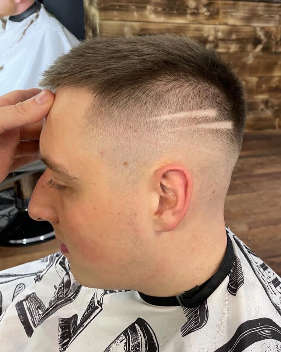 Teamwork from THE BOYS. 🔪
&bull;
&bull;
@kierandaltonn absolutely killing it post lockdown. High skin fade looking clean. @jackbaylybarbering couldn&rsquo;t help throwing some scratches over it. 🔪💥