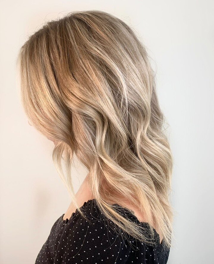 We can&rsquo;t pick one thing about this head of hair that we like the most&hellip;⁠
⁠
The blend⁠
The texture⁠
The tone⁠
The waves⁠
⁠
Obsessed.⁠
⁠
Done by Paige!