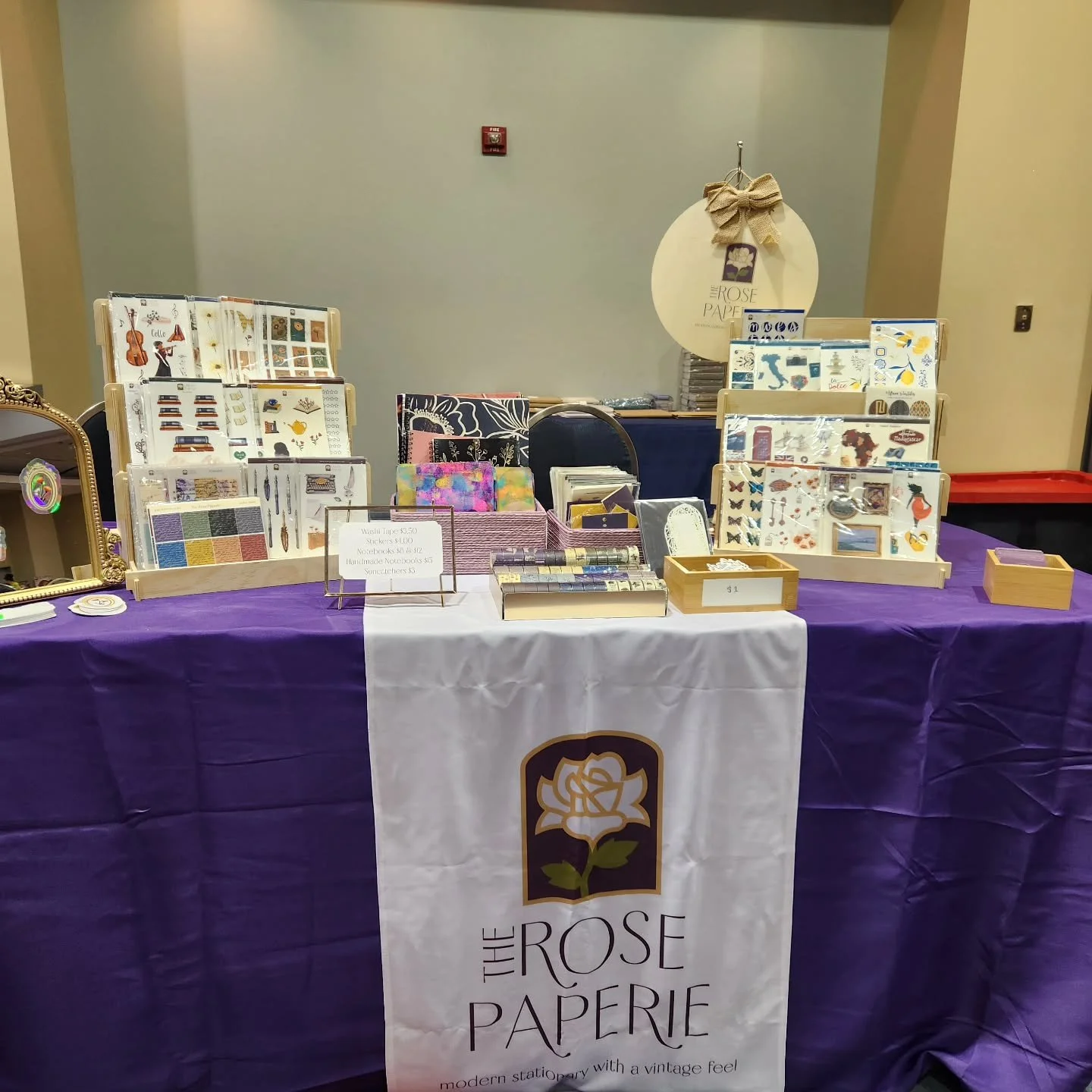 Got me up early @dc_plannerjournalcon all set up and ready to go. 

#plannersupplies #plannerfun #journallove #journalsupplies #stickerlover
