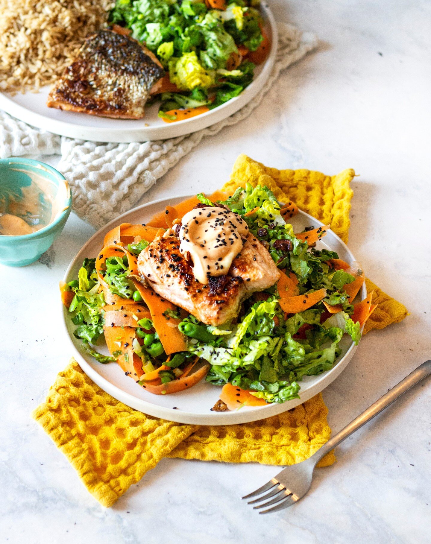 Fresh and zesty salad inspo 🙌 with salmon (+ homemade sriracha mayo - @hunterandgatheruk ) 

The EASIEST, quickest way to make a salad you actually want to eat, is to chop all your veggies, throw them into a bowl with lemon or lime juice and a lug o
