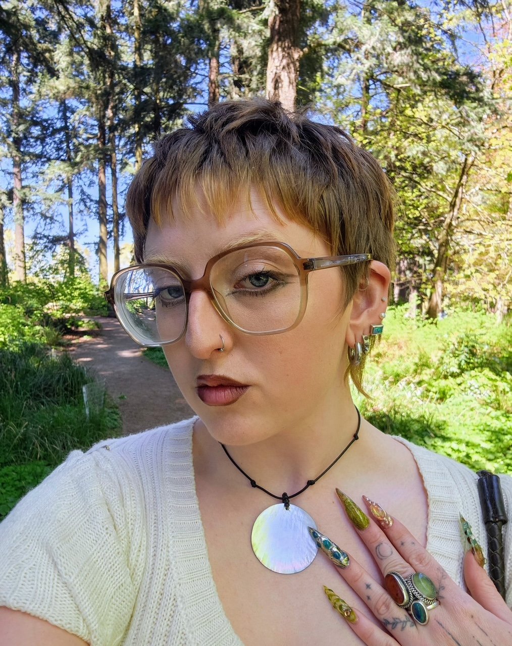 Meet Louie (they/them). A born and raised Portlander who loves to draw, do tarot, spend time in the great outdoors as well as support the local punk/music scene. Louie excels working with curly hair, razor cuts, modern and alternative hair styles. Th