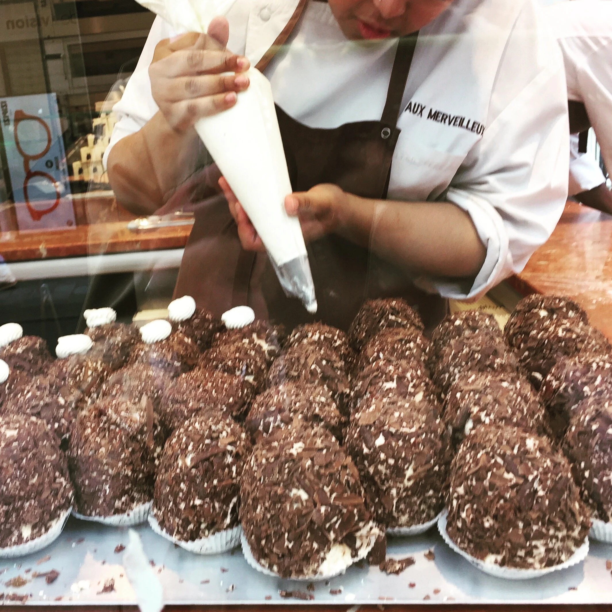 Proper piping, Paris shop window, September 2019.