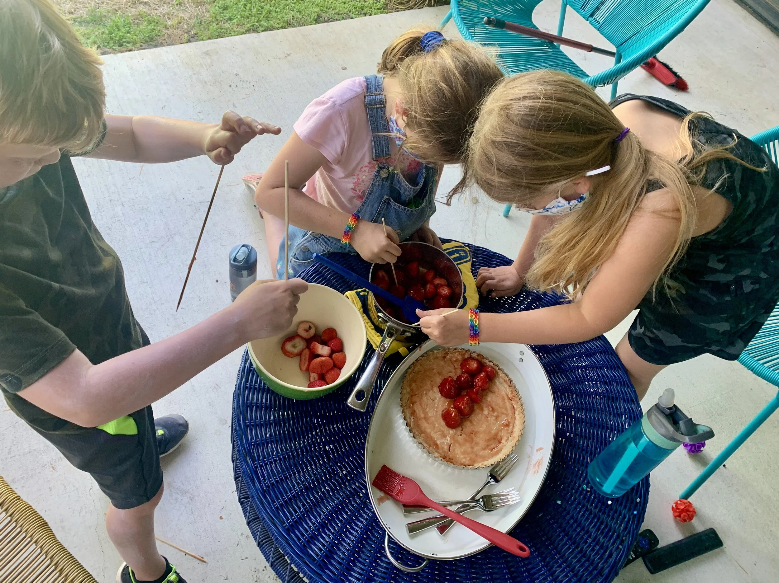 kids make tart.jpeg