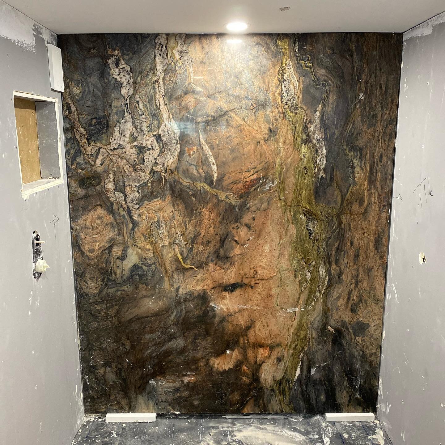 Shower accent wall done in 1 piece, no seam ! #granite #natural #naturalstone #stone #shower #wall #work
