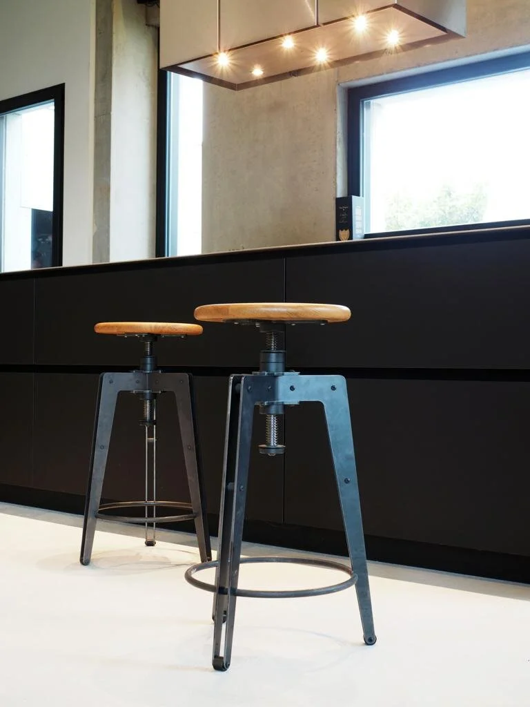 schappo-hocker-stool-2-otis-stahlbeine-sitzfläche-eiche-vor-schwarzem-tresen.JPG