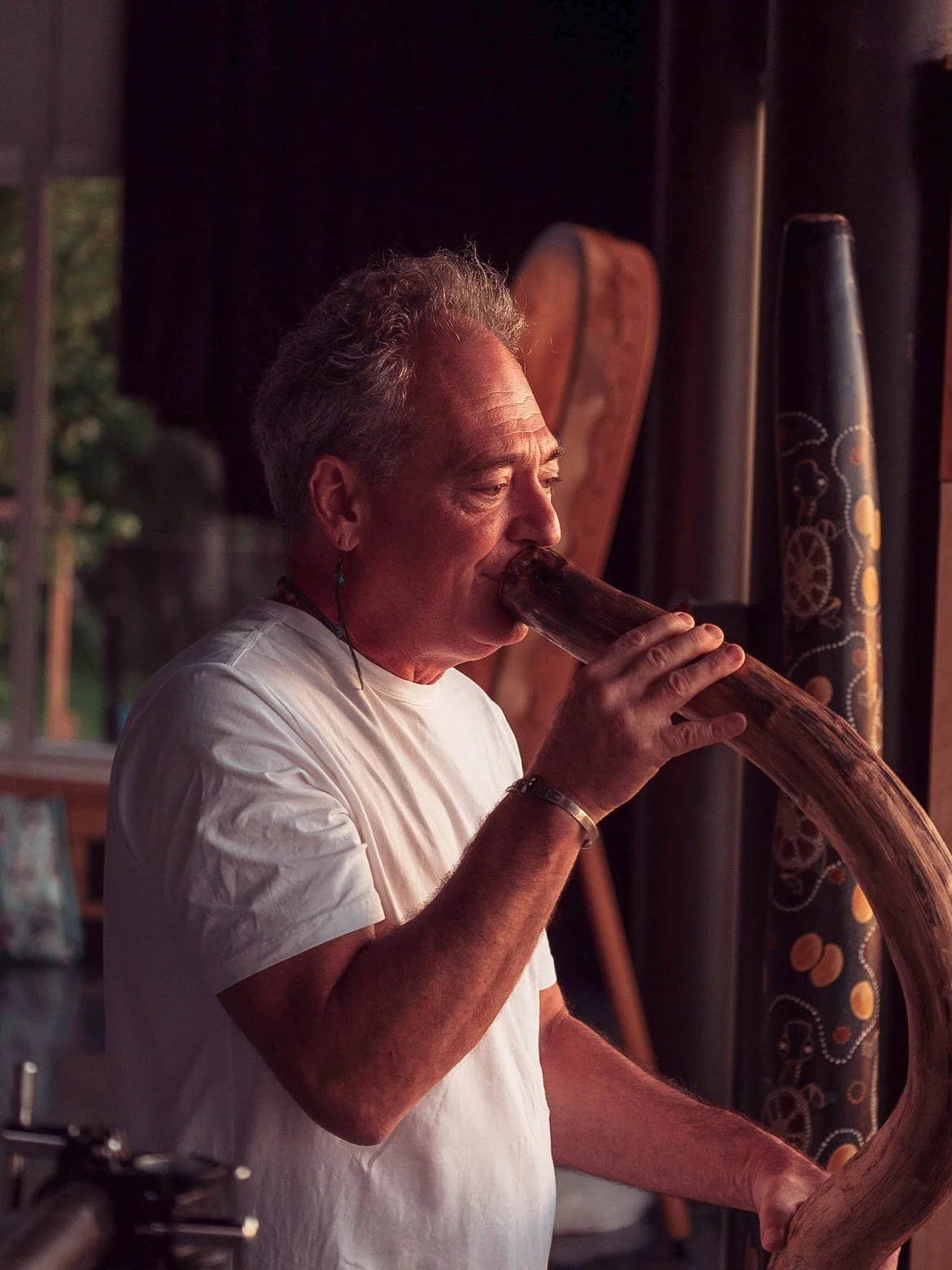Mario Huard jouant du didgeridoo lors d’un soin sonore