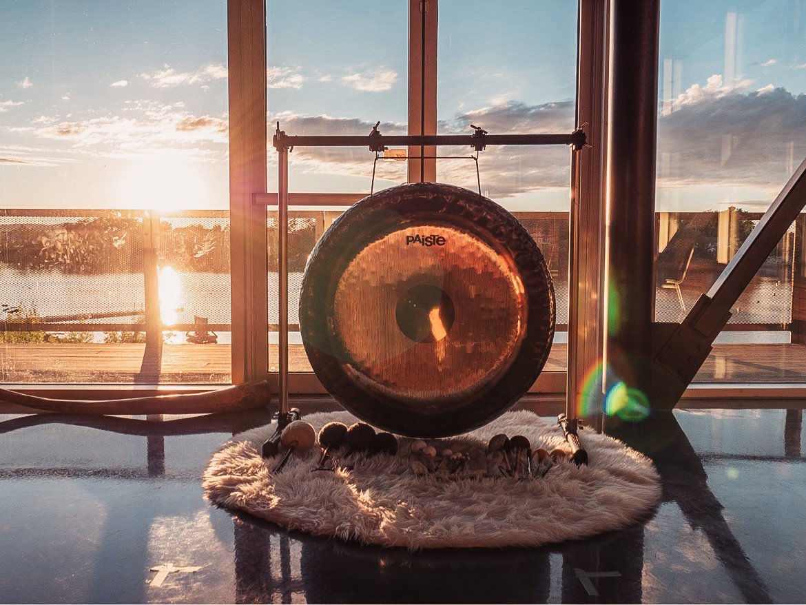 Gong sonore utilisé dans un espace de soin vibratoire