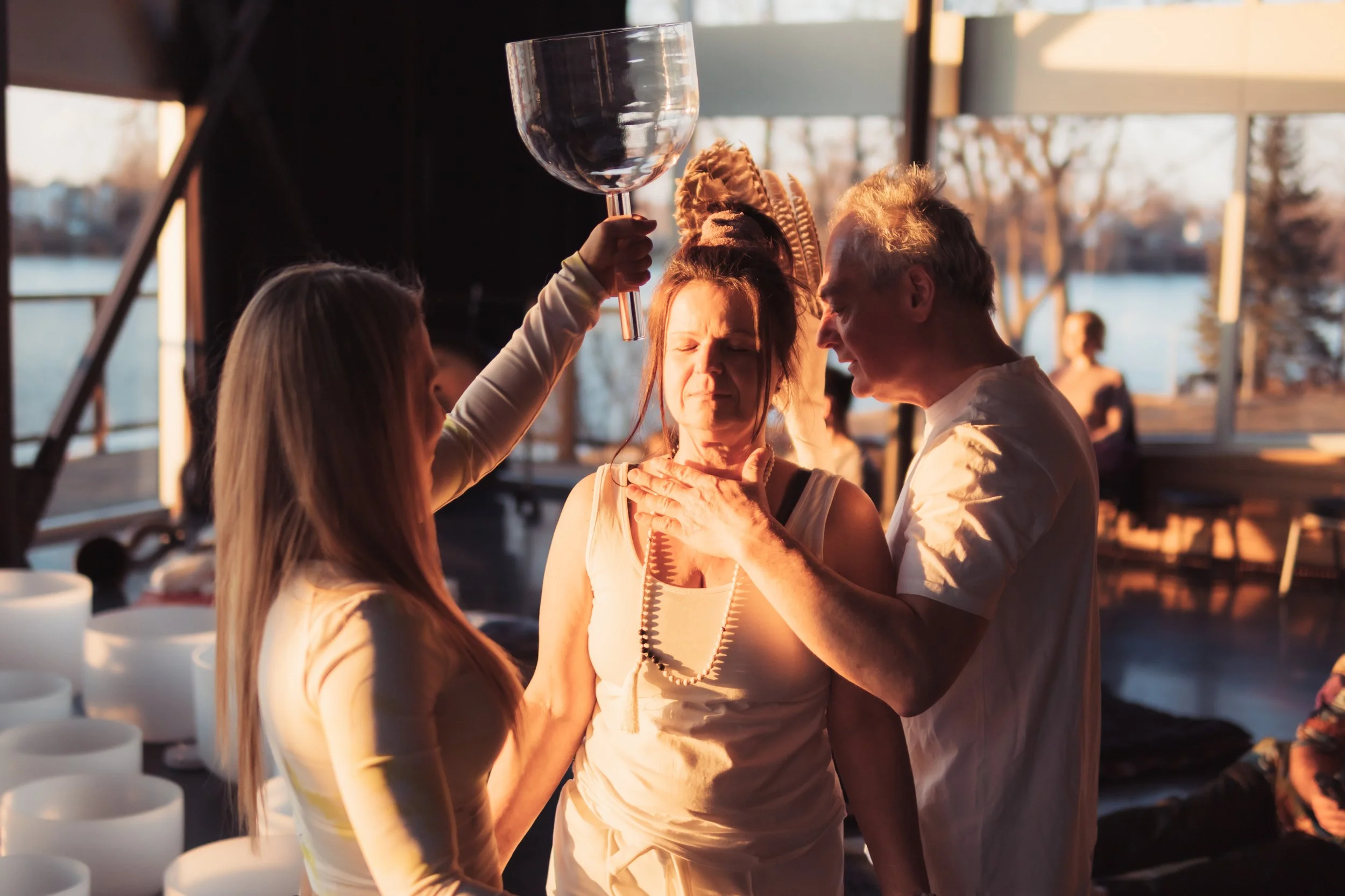 Soin vibratoire individuel au bol de cristal dans le cadre d’une retraite de yoga cristallin