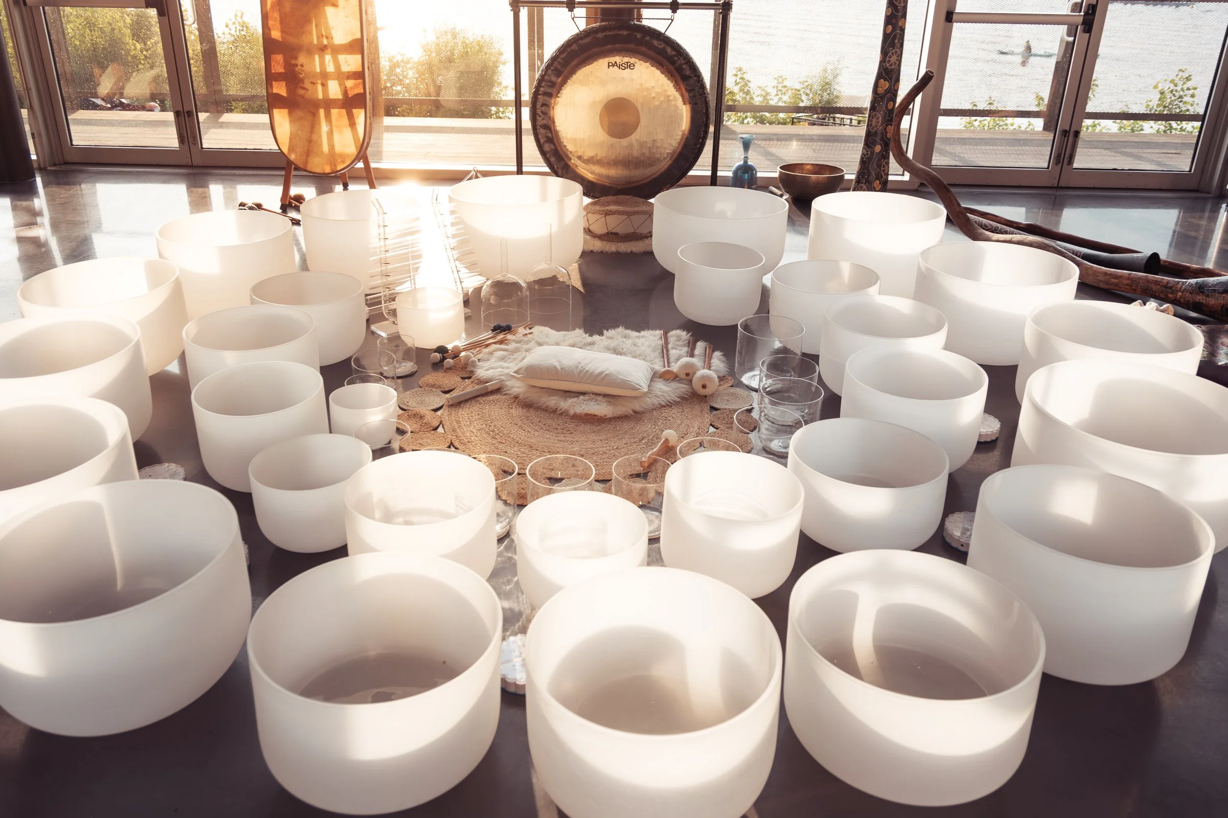 Installation de bols de cristal pour concert vibratoire et bain sonore