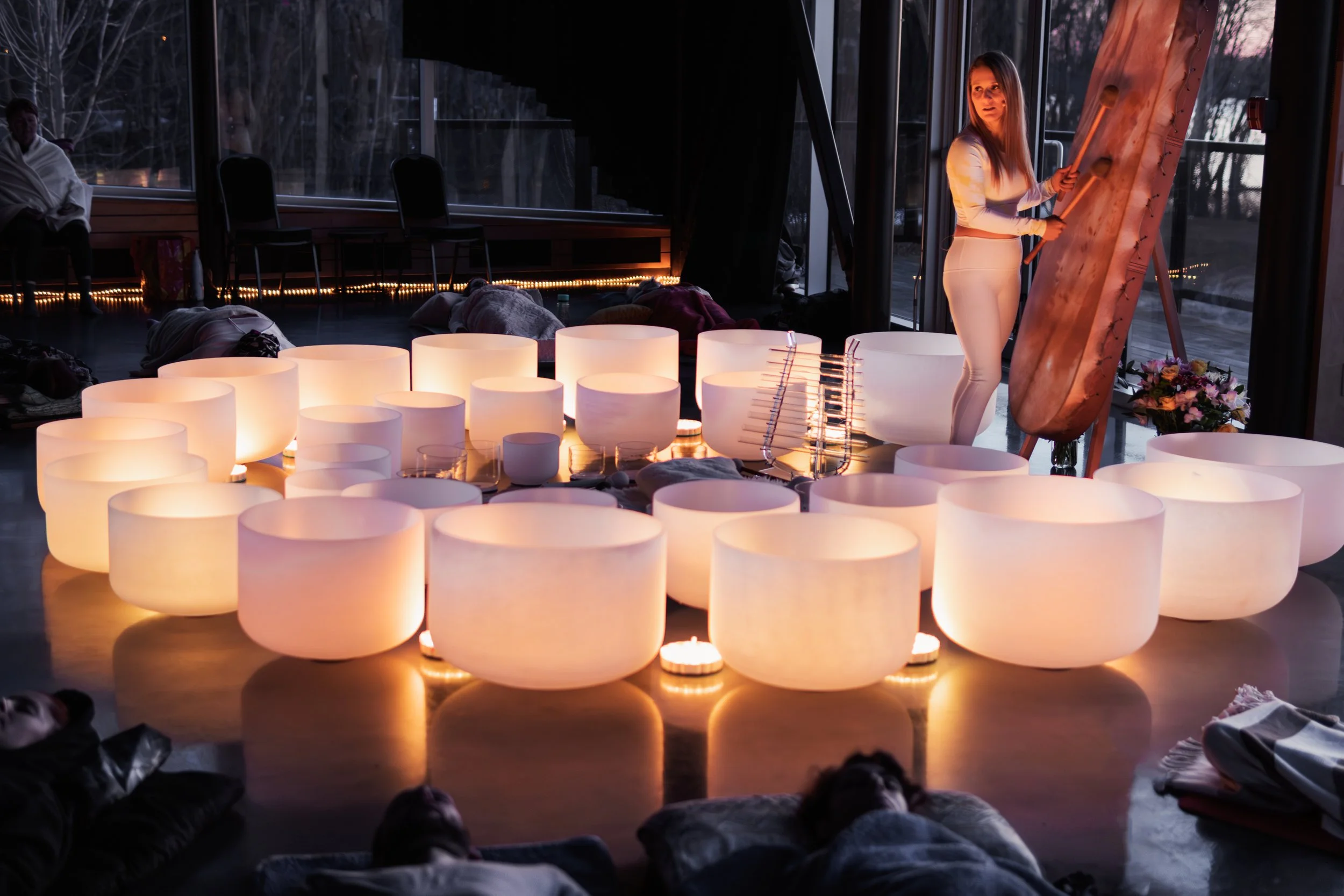 Détail de bols de cristal disposés lors d’un concert vibratoire