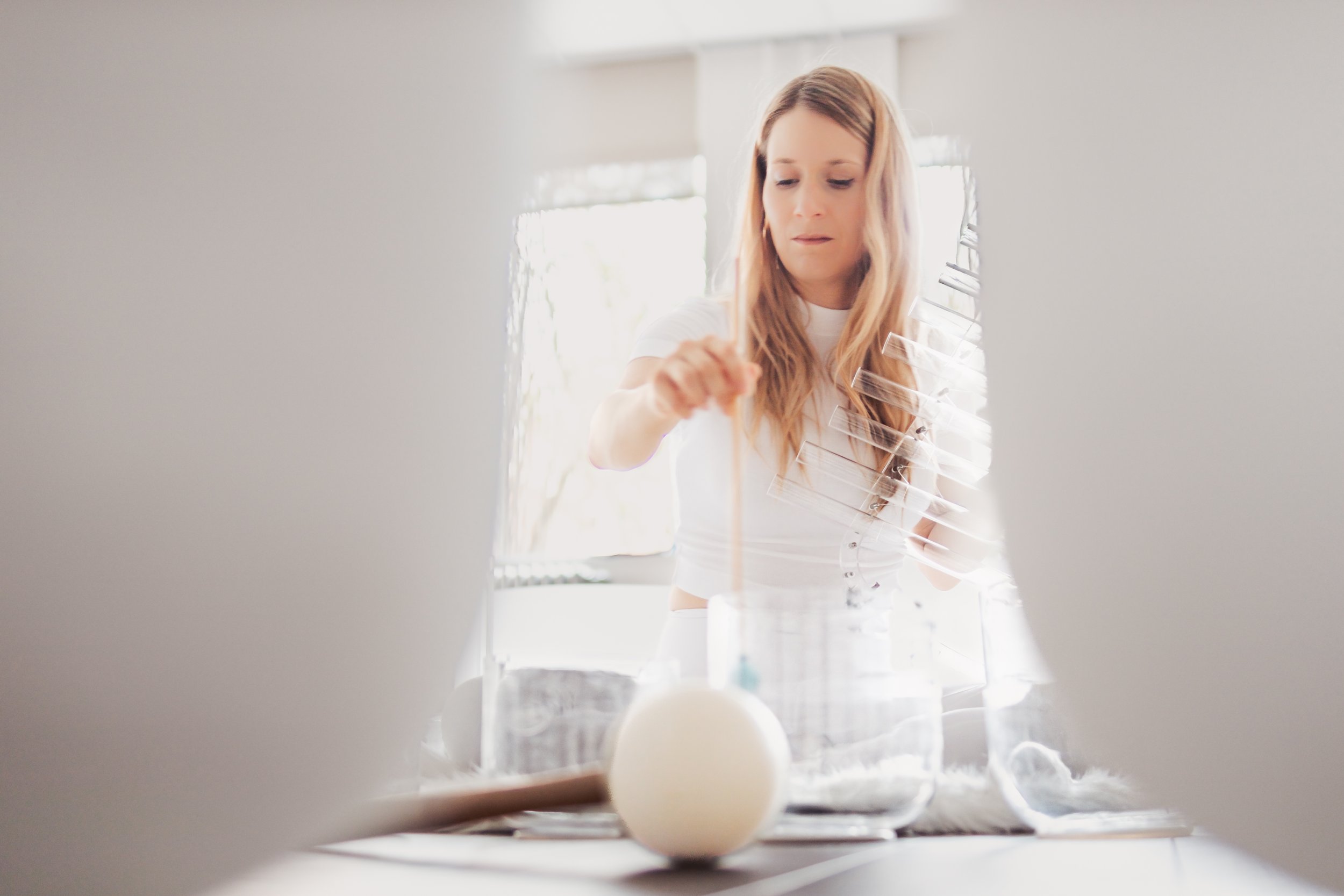 Carine A Hamid jouant un instrument cristallin lors d’une séance privée de sonothérapie