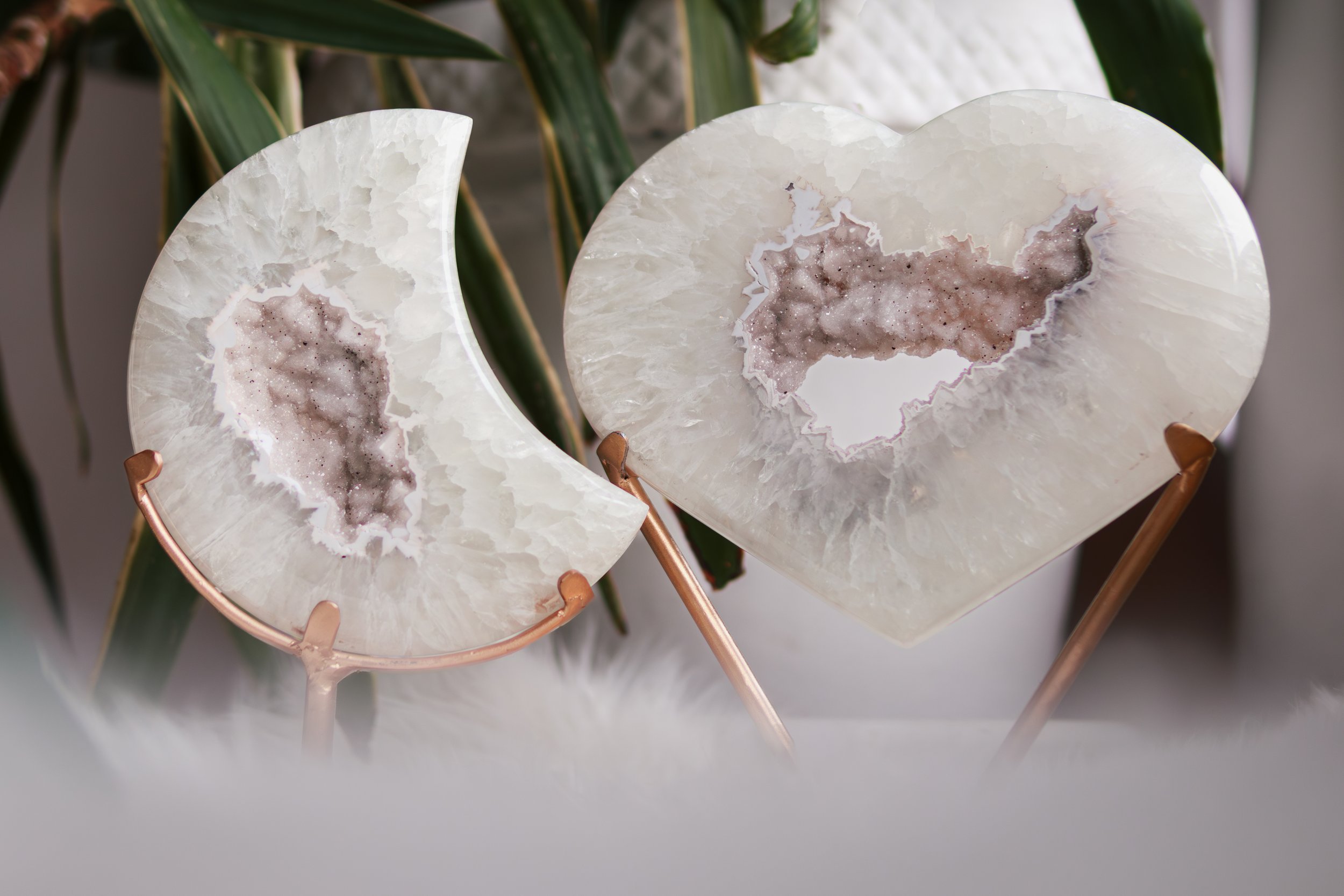 Cristaux géode cœur et lune en pierre naturelle, sélection boutique cristalline Yin Healings.