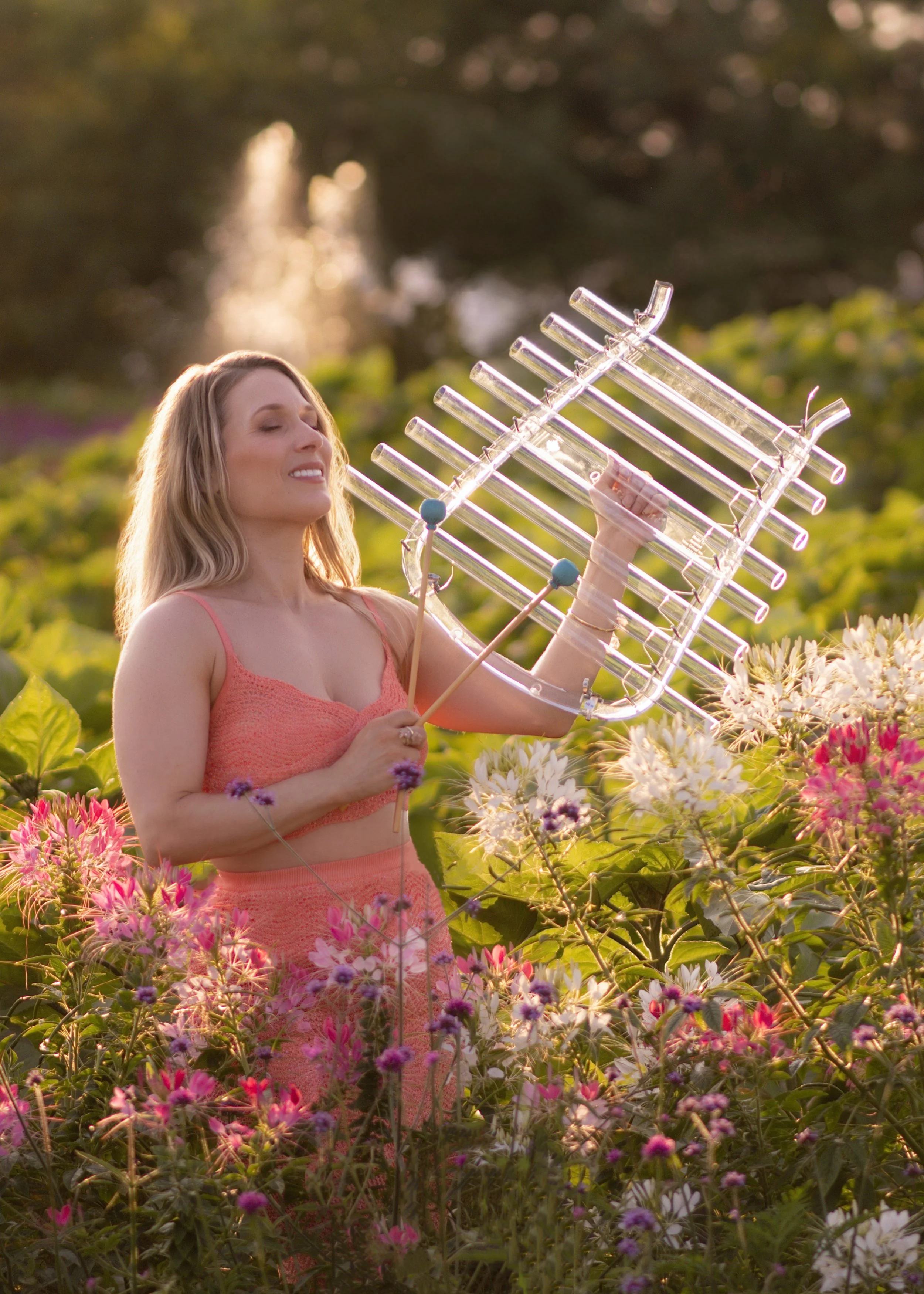 Jeu du quartzophone dans un jardin fleuri au coucher du soleil.