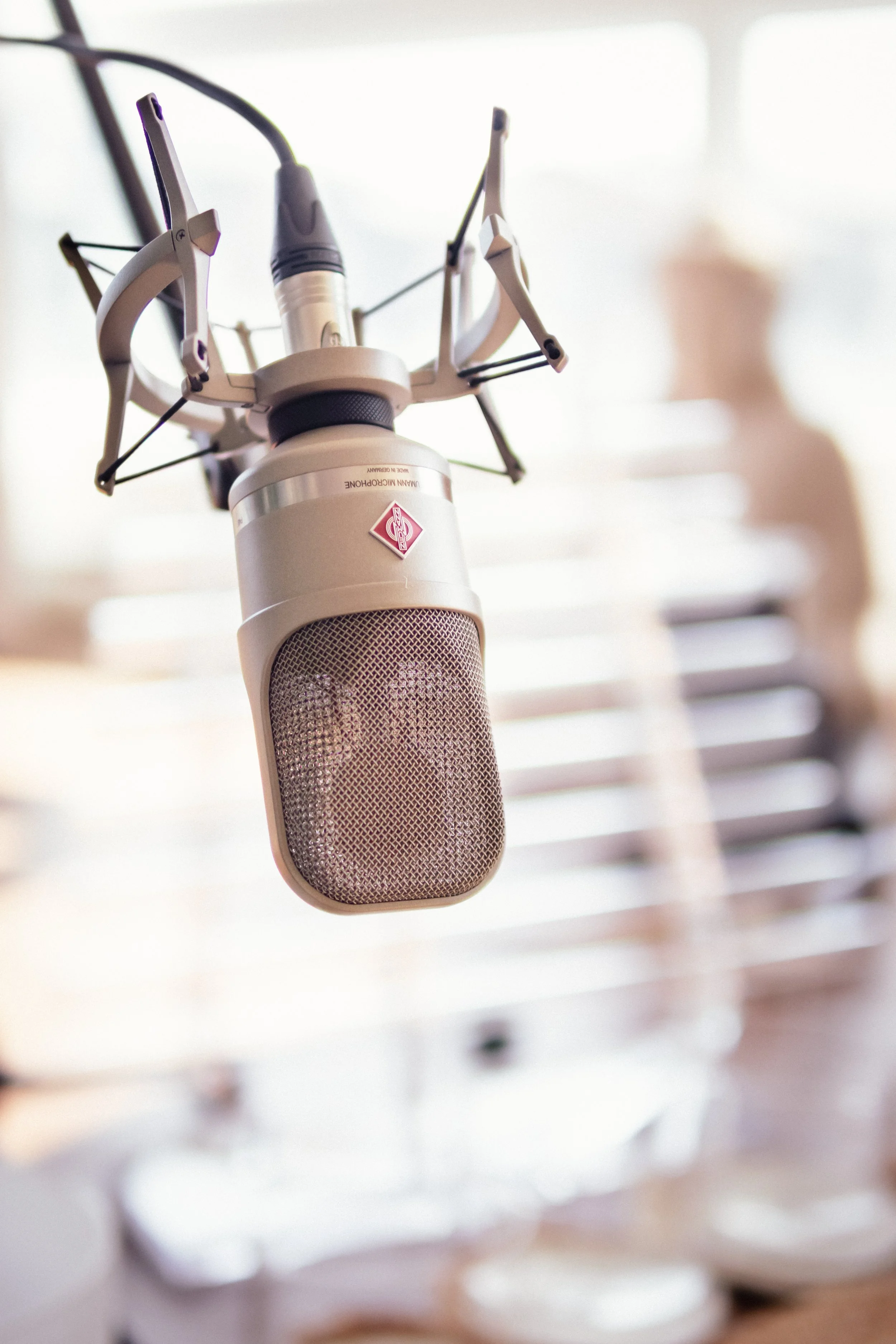 Enregistrement de sonothérapie cristalline avec micro en studio